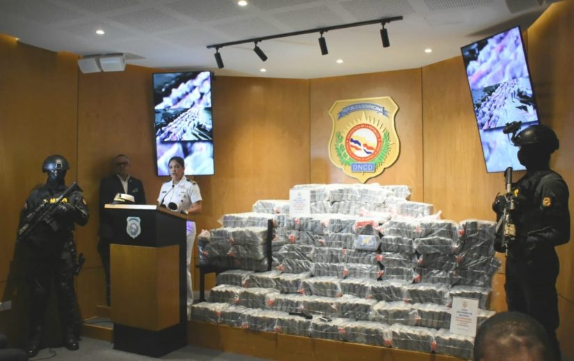 ARRESTAN TRES Y OCUPAN 810  PAQUETES PRESUMIBLEMENTE COCAÍNA EN SPM