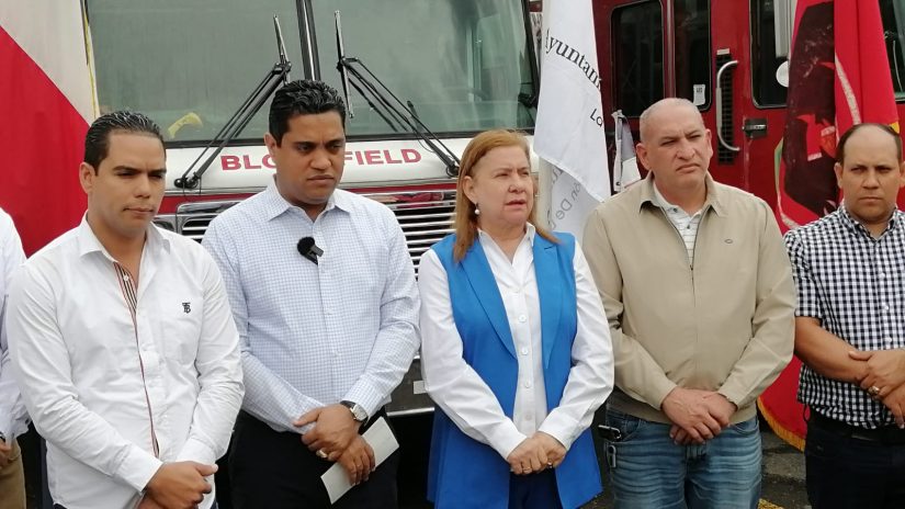 Alcalde Kelvin Cruz entrega 20 Millones de pesos para reconstruir la  instalaciòn Bomberos La Vega.