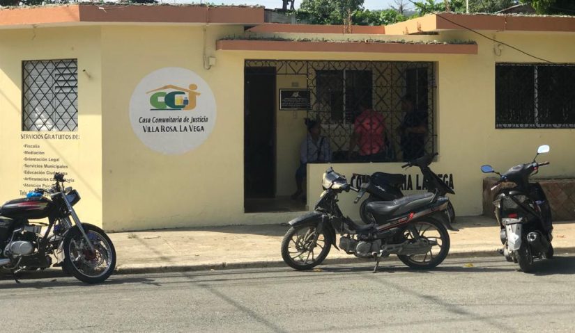 Por falta de fondos, casa comunitaria de justicia en Villa Rosa, La Vega anuncia el cierre de sus oficinas al publico