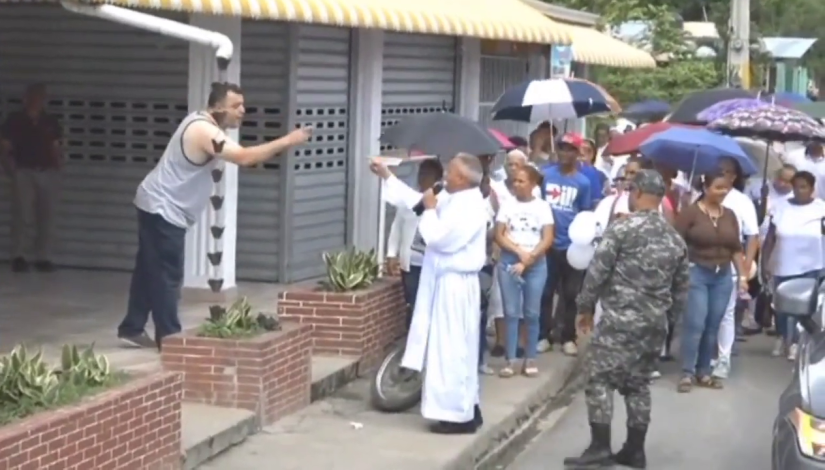 Padre Chelo se enfrenta a reconocido comunicador Carlos de La Vega