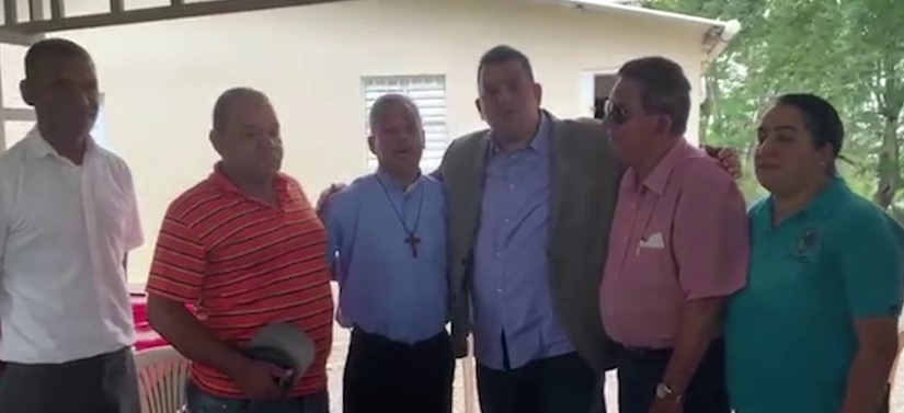 Padre Chelo y Carlos de La Vega “se fuman la pipa de la paz”