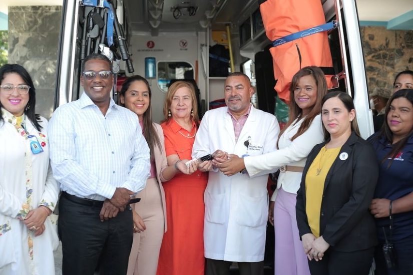 Gobernadora de La Vega entrega ambulancia hospital Luis Manuel Morillo King
