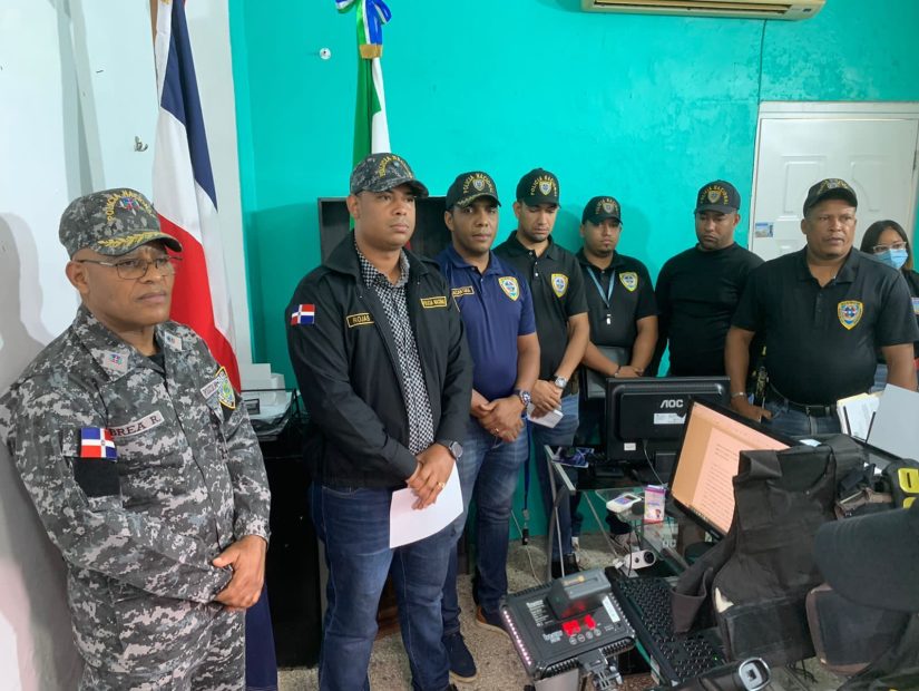 Policía apresa en La Vega hombre atracaba en el Cibao; le ocupan cuatro armas de fuego, municiones, pertrechos militares y ropas con insignias de la DNCD.
