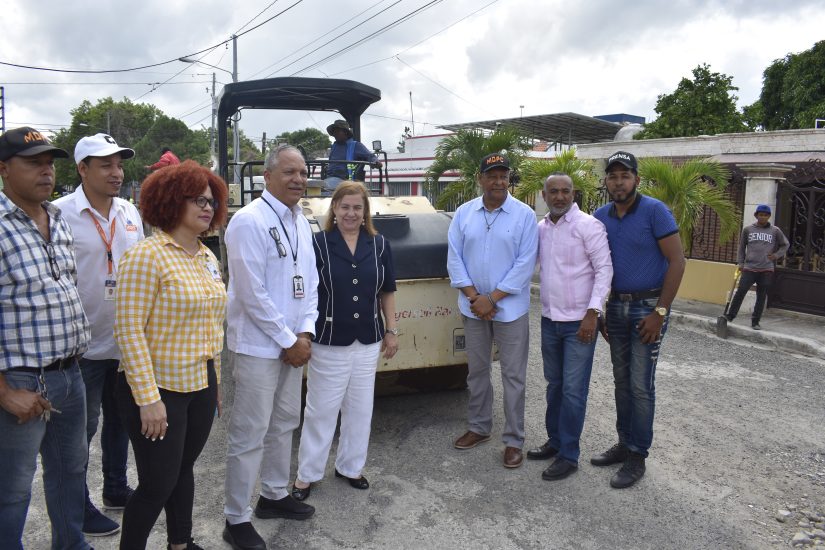 Autoridades del municipio de La Vega dejan iniciados trabajos de asfaltado en residencial Arboleda y sectores cercanos