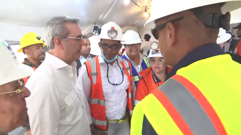 Presidente Luis Abinader se reúne con mineros luego de rescate
